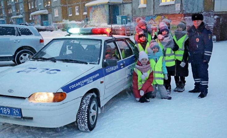 В НОРИЛЬСКЕ СОТРУДНИКИ ГИБДД С ЖУРНАЛИСТАМИ И ШКОЛЬНИКАМИ ПРОВЕЛИ АКЦИЮ ПО БЕЗОПАСНОСТИ ДВИЖЕНИЯ