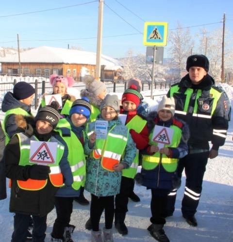 «ЖИВАЯ ИНСТАЛЛЯЦИЯ» ЧОЙСКИХ ШКОЛЬНИКОВ ОБРАТИЛА ВНИМАНИЕ ВОДИТЕЛЕЙ НА АКТУАЛЬНЫЕ ПРОБЛЕМЫ БЕЗОПАСНОСТИ