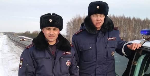 В ТАТАРСТАНЕ СОТРУДНИКИ ГИБДД ПОМОГЛИ ЗАМЕРЗАЮЩЕЙ НА ТРАССЕ СЕМЬЕ