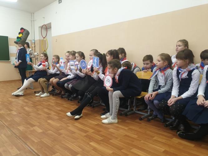 В КОЗЬМОДЕМЬЯНСКЕ СОТРУДНИКИ ГОСАВТОИНСПЕКЦИИ ПРОВЕЛИ С ДЕТЬМИ ИГРУ ПО ПРАВИЛАМ ДОРОЖНОЙ БЕЗОПАСНОСТИ