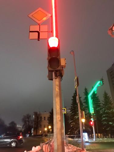 На "красный" свет светофора стою и жду