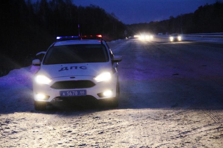 Автобус заглох, а легковушка съехала в кювет. На Урале полицейские пришли на помощь гражданам, оказавшимся в трудной жизненной ситуации
