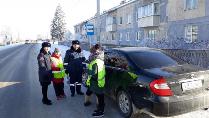 Сотрудники Госавтоинспекции и их юные помощники провели акцию «Знание правил - убережет от аварий»