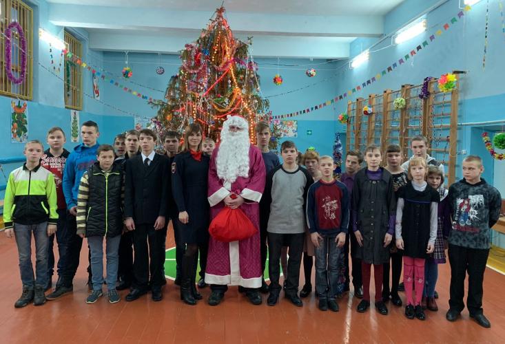 Полицейский Дед Мороз поздравил воспитанников Тельченской школы-интерната с праздниками