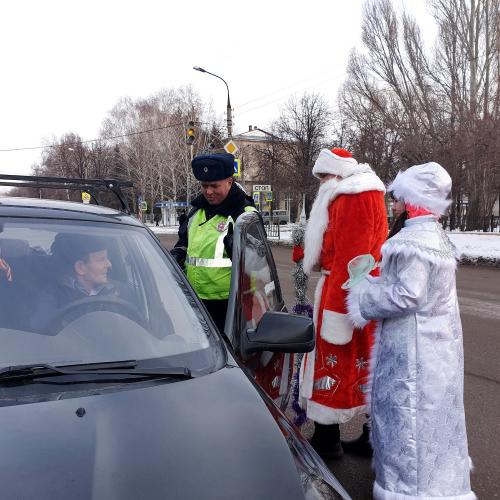 Полицейский Дед Мороз и Снегурочка продолжают поздравлять водителей и пешеходов с праздниками