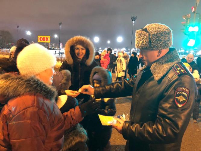 В Татарстане сотрудники ГИБДД поздравили участников дорожного движения с Новым годом