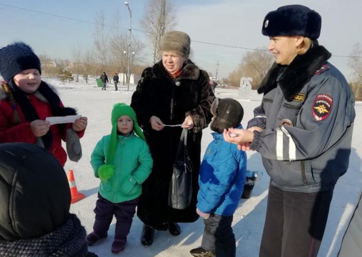 В Хакасии сотрудники полиции проводят новогодние эстафеты для юных пешеходов