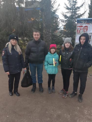 В Печорском районе стражи порядка напомнили водителям и пешеходам о важности применения световозвращающих элементов