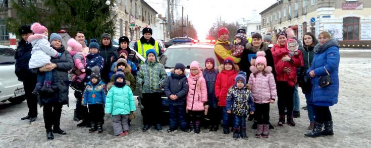 В Нижегородской области полицейские и волонтёры организовали акцию «Пристегни самое дорогое»