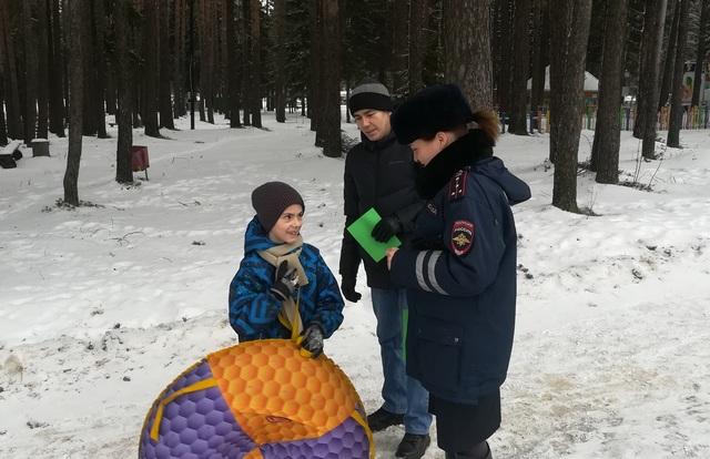 Сотрудники ГИБДД напомнили о соблюдении «пяти «НЕЛЬЗЯ» в зимних забавах