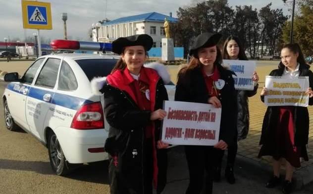 В Адыгее госавтоинспекторы и юнармейцы призывают участников движения к дисциплине на дороге