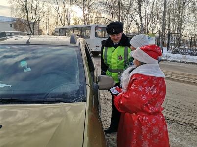 В Кунгуре школьники приняли участие в профилактической акции «Новый год встречай – ДТП не совершай!»