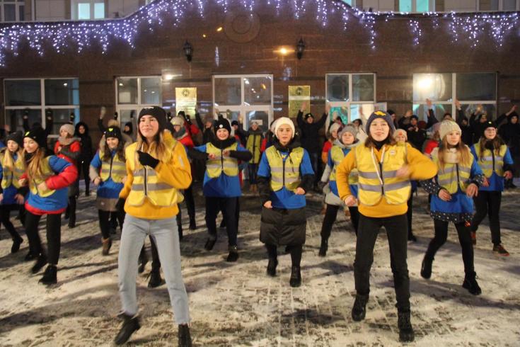 В Татарстане в зимние каникулы состоялся яркий массовый флешмоб, участие в котором приняли более ста школьников учебных заведений и студентов