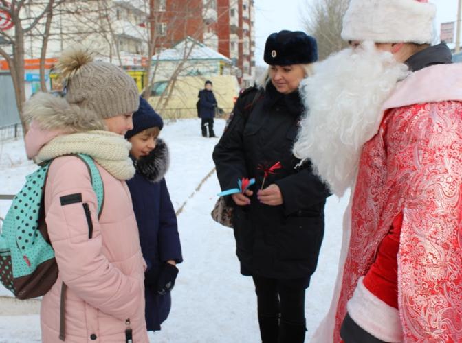 В Шарыпово автоинспекторы напомнили детям о важной роли световозвращающих элементов
