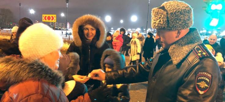 В Татарстане сотрудники ГИБДД поздравили участников дорожного движения с Новым годом