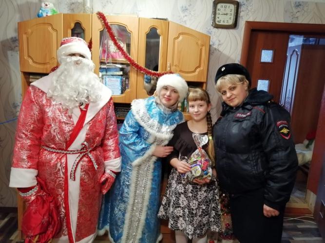 В Томской области сотрудники полиции и специалисты отдела опеки и попечительства присоединились к акции «Полицейский Дед Мороз»