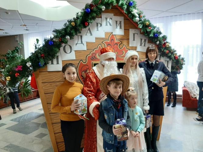 Курские Госавтоинспекторы поздравили детей с Новым годом