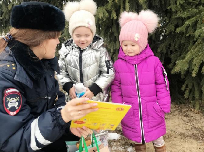 В Орле сотрудники Госавтоинспекции провели акцию «ПДД у елки»