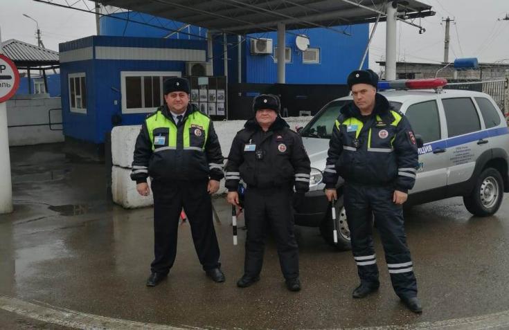 Ставропольские автоинспекторы оказали помощь водителю сломавшегося на трассе автомобиля