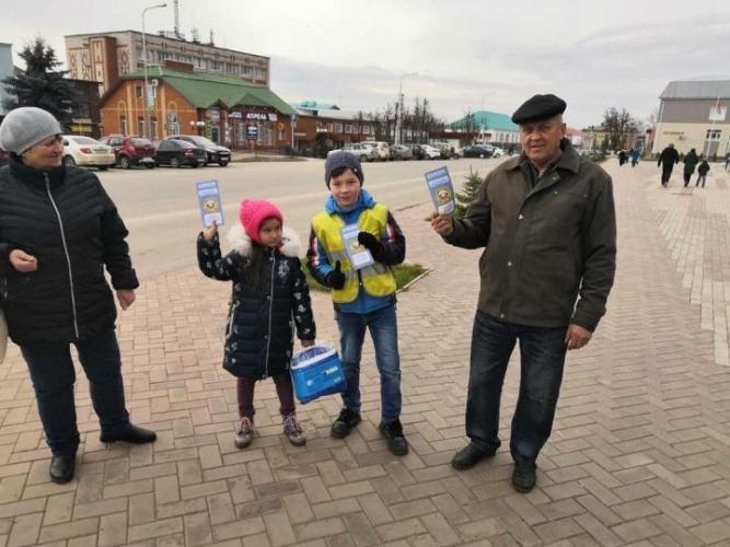 Юные инспекторы дорожного движения рассказали жителям Кукмора об удобстве использования госуслуг