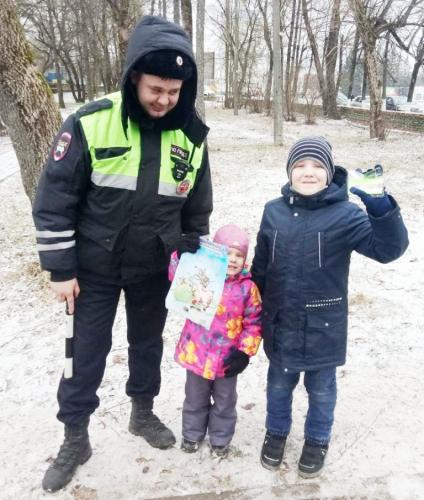 В рамках акции «Полицейский Дед Мороз» сотрудники Госавтоинспекции Псковской области  провели в городе Острове обучающие лектории