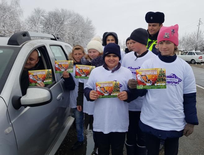 В Адыгее полицейские призвали водителей к безопасной перевозке детей в зимнее время