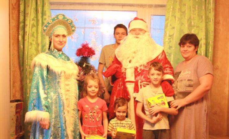 Сотрудники новгородской Госавтоинспекции поздравили многодетную семью с Новым годом и Рождеством