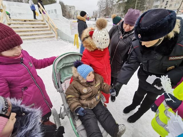 В новогодние каникулы автоинспекторы Свердловской области напоминают детям и взрослым о необходимости соблюдения ПДД