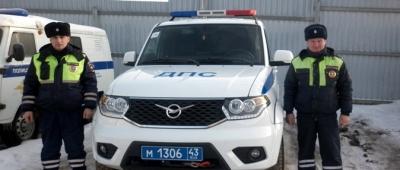 Сотрудники Госавтоинспекции оказали помощь автоледи на трассе
