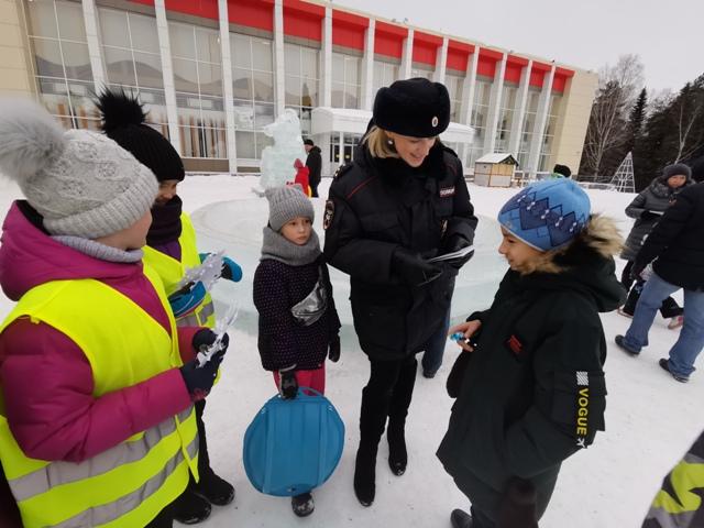 В новогодние каникулы автоинспекторы Свердловской области напоминают детям и взрослым о необходимости соблюдения ПДД