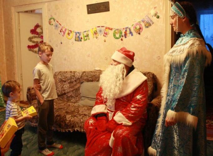 Сотрудники новгородской Госавтоинспекции поздравили многодетную семью с Новым годом и Рождеством