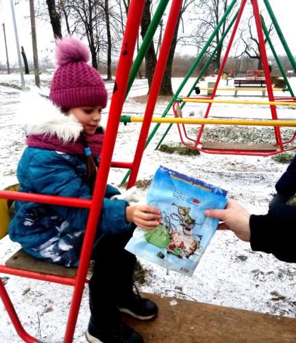 В рамках акции «Полицейский Дед Мороз» сотрудники Госавтоинспекции провели в городе Острове обучающие лектории