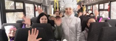 В Карелии новогодние персонажи проверяют безопасность детских автобусных перевозок