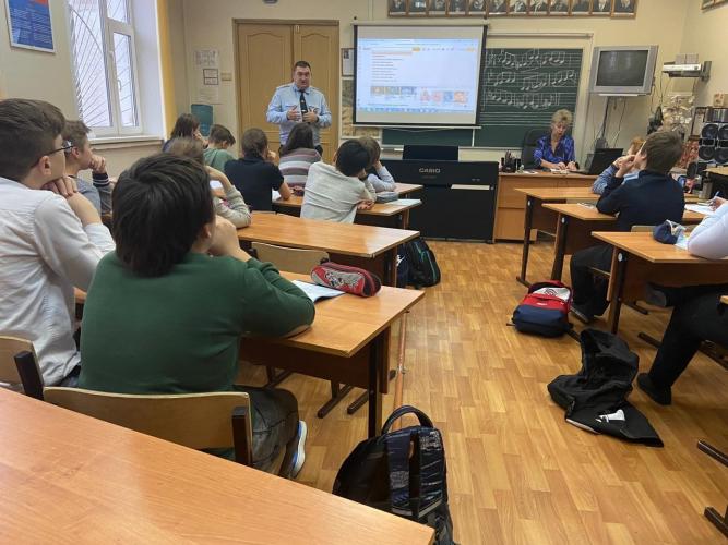Инспекторы ГИБДД провели круглый стол на тему: «Безопасность дорожного движения»