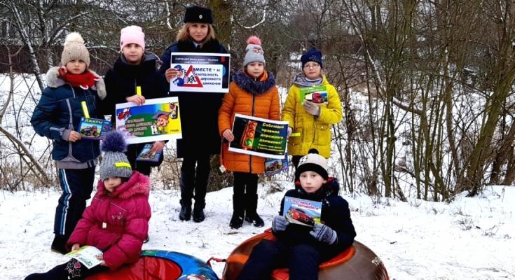 Посещая популярные у детей места активного зимнего отдыха, автоинспекторы демонстрируют юным пешеходам полезные свойства световозвращателей