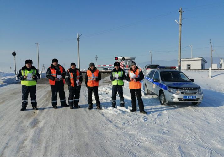 В Селенгинском районе водителям напомнили о правилах безопасности на железнодорожном переезде