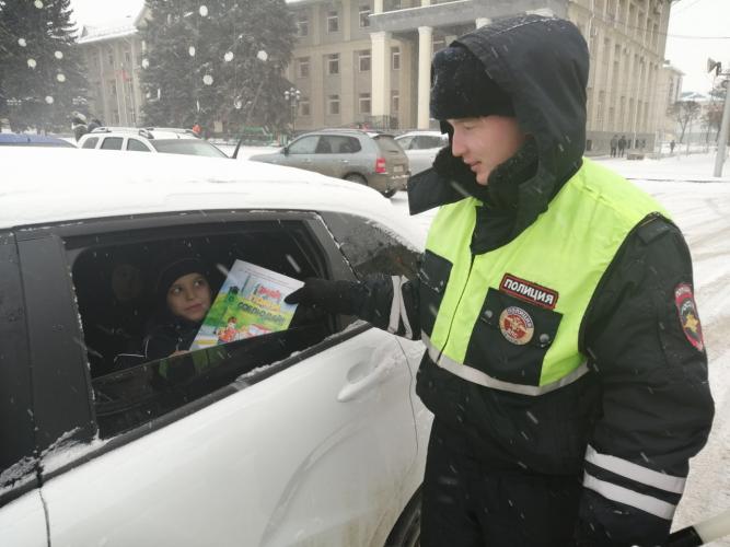 В Татарстане сотрудники ГИБДД совместно с представители ЮИД провели ликбез для водителей и пешеходов