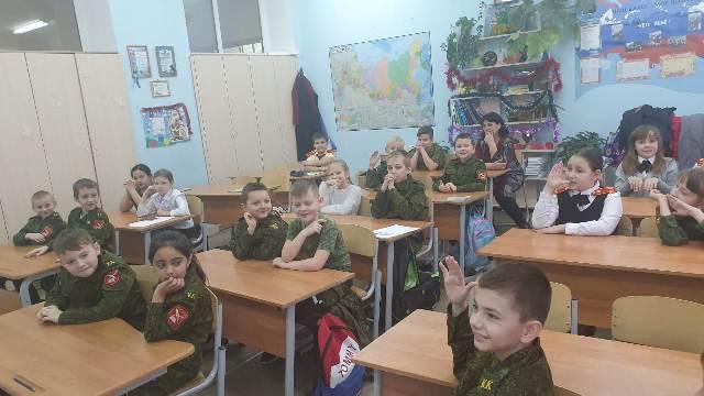 Госавтоинспекторы Гагаринского района провели разъяснительную беседу со школьниками на тему «Значение светоотражающих элементов»