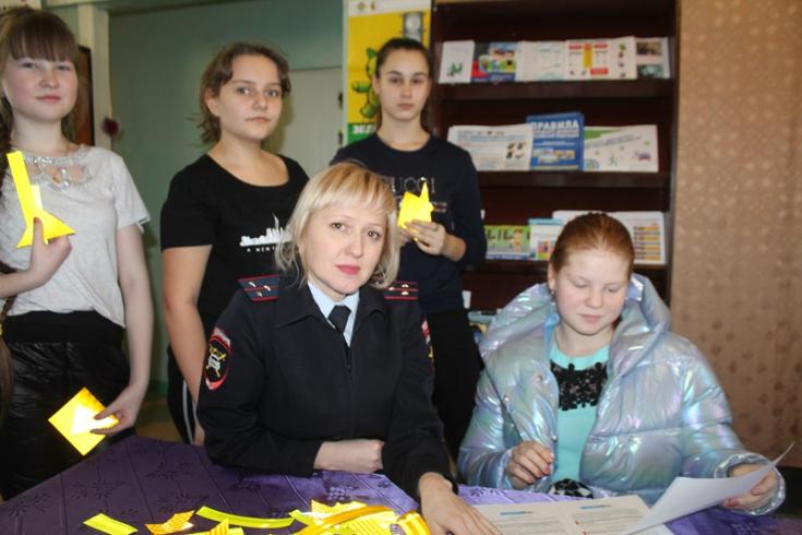 В Березовском районе инспекторы ГИБДД и общественники организовали выставку по безопасности дорожного движения