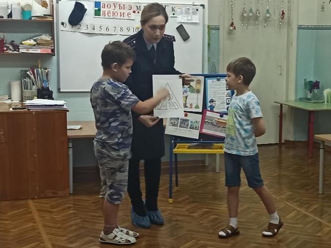 В Канске госавтоинспекторы совместно с дошкольниками проводят занятия по безопасному поведению на дороге
