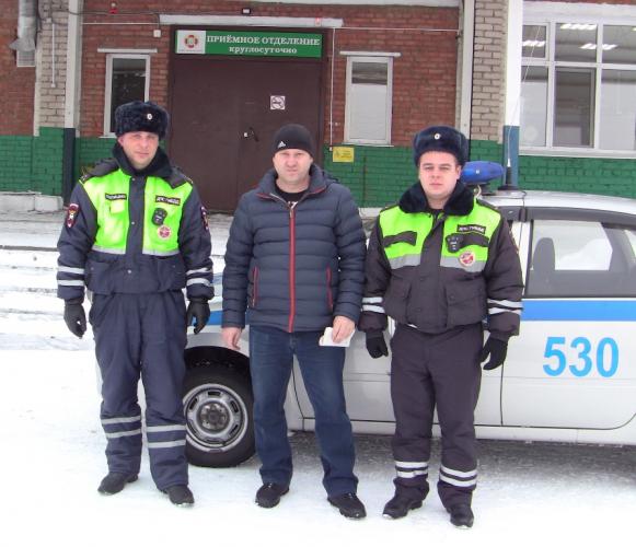 В Томской области сотрудники полиции оказали помощь водителю и его семье на трассе