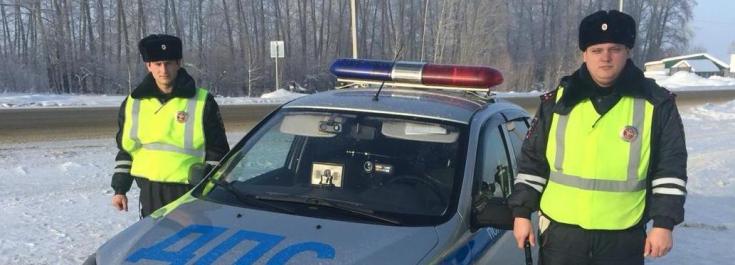 В Новосибирской области автоинспекторы оказали помощь пассажирке междугороднего автобуса