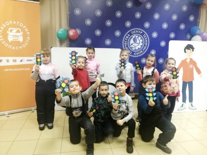 Великолукские школьники встретились с дорожными полицейскими в Центре по профилактике детского дорожно-транспортного травматизма
