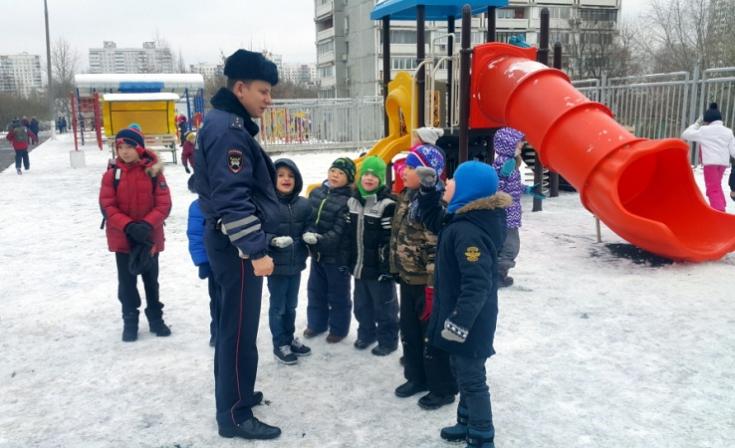 Госавтоинспекция призывает родителей уделить особое внимание безопасности детей во время новогодних каникул
