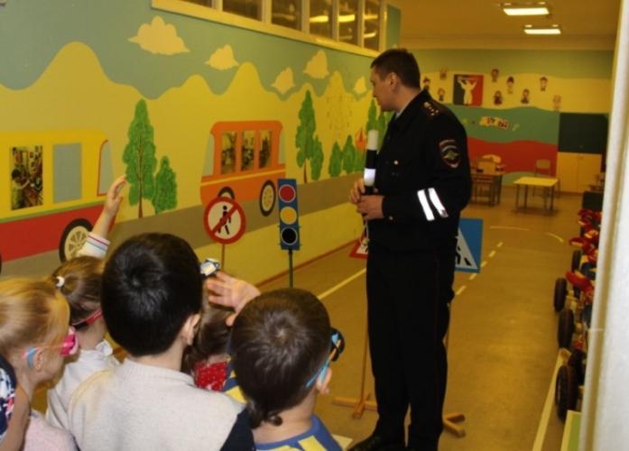 В Норильске в рамках акции #безопасностьдетства автоинспекторы проводят уроки дорожной безопасности
