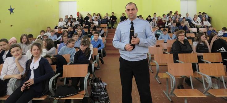 В Кежемском районе в единый день безопасности госавтоинспекторы организовали встречи со школьниками
