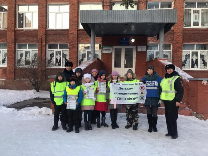 Сотрудники Госавтоинспекции продолжают обучать юных омичей безопасному поведению на дороге