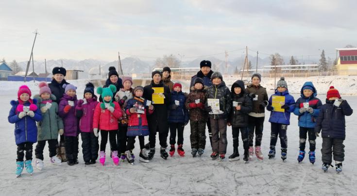 Автоинспекторы Бурятии проводят инструктажи безопасности на ледовых катках