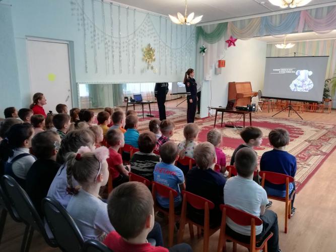 «Стань заметным на дороге с ГИБДД». В городе Касимове сотрудники ГИБДД провели с воспитанниками детского сада профилактическую встречу