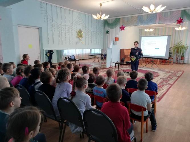 «Стань заметным на дороге с ГИБДД». В городе Касимове сотрудники ГИБДД провели с воспитанниками детского сада профилактическую встречу
